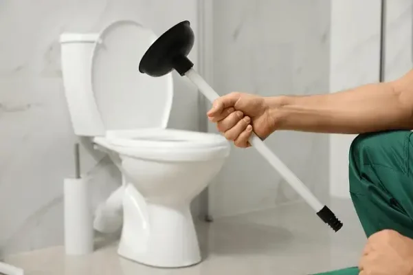 Cách thông bồn cầu bị tắc vật cứng – Kinh nghiệm thực tế bạn nên biết